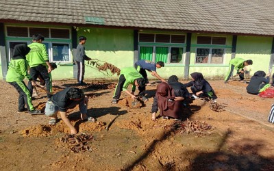 MA Al Mujahidin Samarinda Gelar Penanaman Pohon TOGA untuk Wujudkan Lingkungan Sehat